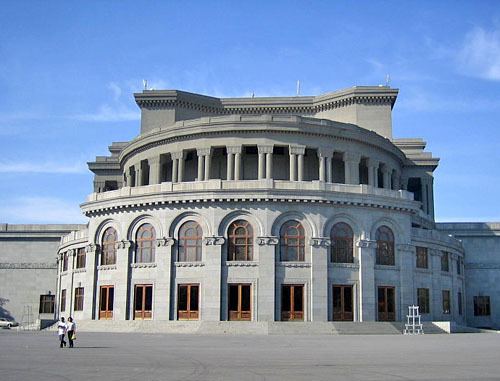 Театр оперы и балета. Ереван. Фото: Serouj, http://commons.wikimedia.org/