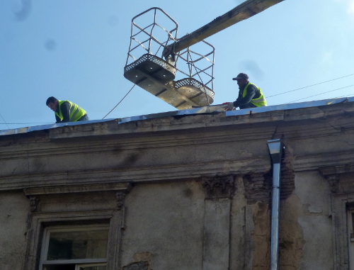 Рабочие демонтируют аварийную часть дома на улице Пурцеладзе в Старом Тбилиси. 15 октября 2013 г. Фото Анны Коноплевой для "Кавказского узла"