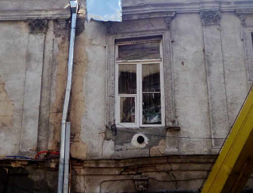 Трещины в стене дома №17 по улице Пурцеладзе в Старом Тбилиси. 15 октября 2013 г. Фото Анны Коноплевой для "Кавказского узла" 