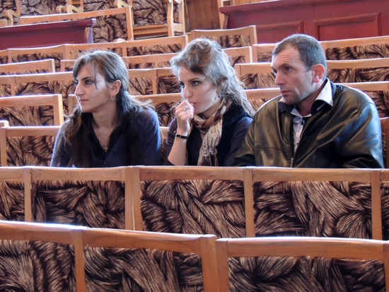 Виктория Петросян (в середине), приглашённая, сотрудница дворца, где проходит съезд, вместе с коллегами.
