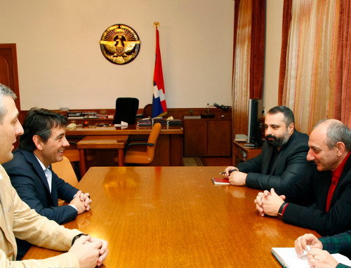 Пласидо Доминго-младший (второй слева) на встрече с президентом НКР Бако Саакяном. Степанакерт, 17 ноября 2013 г. Фото пресс-службы президента НКР, http://www.president.nkr.am