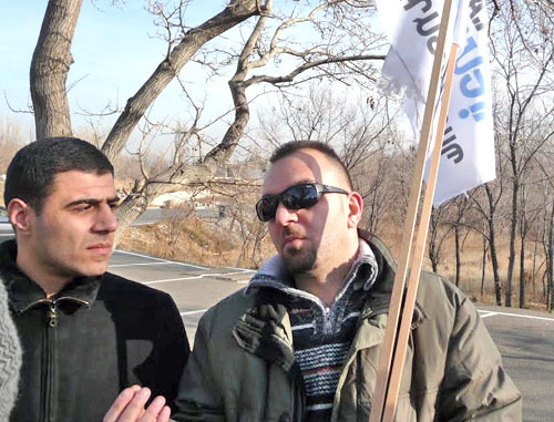 Участники автопробега против новой пенсионной системы. Ереван, 5 декабря 2013 г. Фото Армине Мартиросян для "Кавказского узла"