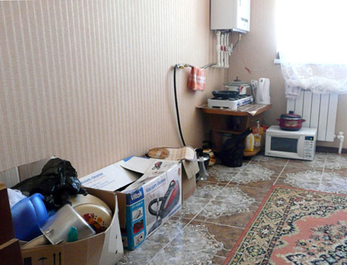 Незаконно вселившиеся жильцы раскладывают свои вещи прямо на полу. Цхинвал, 26 декабря 2013 г. Фото Марии Котаевой для "Кавказского узла"