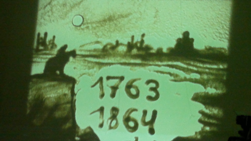 Кадр из фильма, демонстрирующего процесс создания песочной картины.  Черкесск, 21 января 2014 г. Фото Аси Капаевой для "Кавказского узла" 