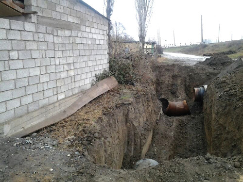 Траншея, вырытая для строительства водовода. Село Азадоглы Магарамкентского района Дагестана, 22 января 2014 г. Фото Руслана Гереева.