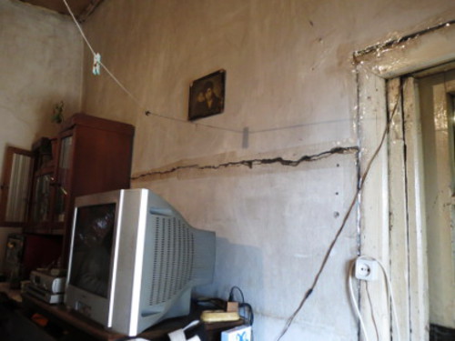 Трещина в стене дома семьи Петросян. Нагорный Карабах, Гадрут, 20 февраля 2014 г. Фото Алвард Григорян для "Кавказского узла" 