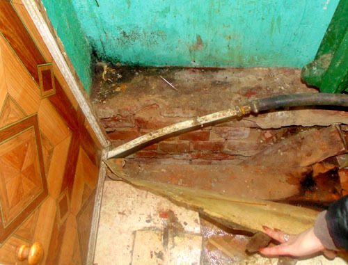 Между полами и несущими стенами домов зияют дыры в подвал. Астрахань, февраль 2014 г. Фото Елены Гребенюк для "Кавказского узла"