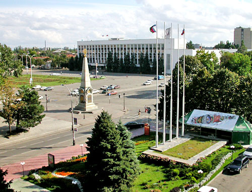 Тетральная площадь (ранее Площадь Октябрьской революции), здание городской думы, ул. Красная, Краснодар. Фото: Lite http://commons.wikimedia.org/