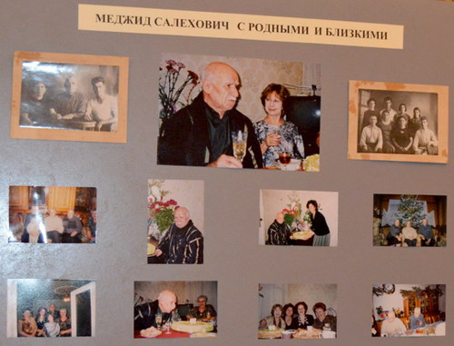 Фотографии из семейного архива на выставке, подготовленной к юбилею Меджида Ахеджакова  в Национальном театре. Майкоп, 15 мая 2014 г. Фото предоставлено дирекцией Национального театра Республики Адыгея. 