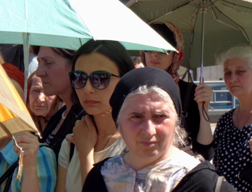 Участники акции протеста требованием внедрения альтернативы электронным удостоверениям личности. Грузия, Тбилиси, 29 мая 2014 г. Фото Инны Кукуджановой для "Кавказского узла"