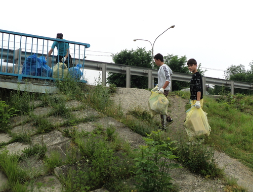 Сбор мусора в ходе акции "Чистым рекам - чистые берега". Нальчик, 31 мая 2014 г. Фото Людмилы Маратовой для "Кавказского узла"