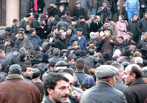 Стихийный митинг протеста. Автор фото Сергей Хачатрян.