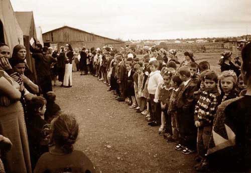 Лагерь беженцев из Чечни в Карабулаке, 2000 г. Фото с сайта www.memo.ru