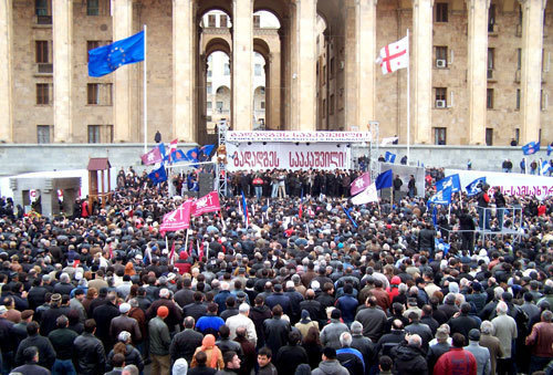 Митинг оппозиции у здания парламента Грузии.Тбилиси, 9 апреля 2009 года. Фото "Кавказского Узла"