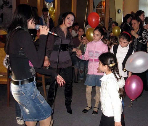 Благотворительный вечер для детей, страдающих аутизмом. Махачкала, 18 апреля 2009 г. Автор фото: корреспондент "Кавказского узла" Тимур Исаев.