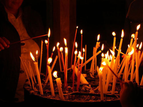 Свечи в храме. Фото с сайта http://lightpray.com