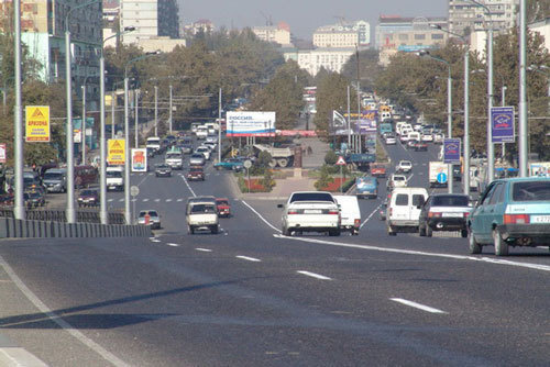 Махачкала, вид с моста на проспект Р.Гамзатова. Фото с сайта www.mkala.ru, автор: Николай Белоусов