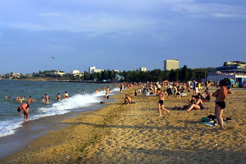 Отдыхающие на пляже Махачкалы
Автор фото: корреспондент "Кавказского узла" Тимур Исаев.
