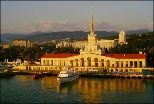 Вид на город Сочи Краснодарского края.  Источник: www.0it.ru