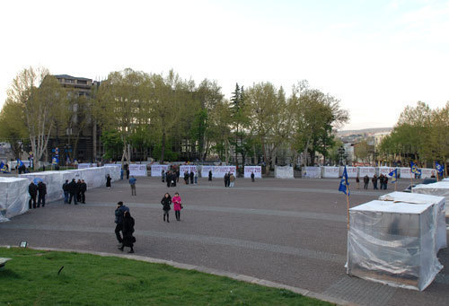 Палаточный городок оппозиции на Площади Свободы, Тбилиси, 26 апреля 2009 года. Фото "Кавказского Узда"