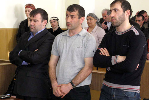 Обвиняемые слева направо - Газимагомед Гаирбеков, Магомед Гаирбеков и Асхабали Газимагомедов. Фото "Кавказского Узла"