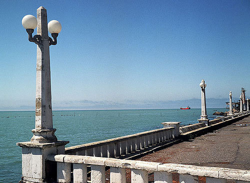Абхазия, Сухуми, берег Чёрного моря. Фото с сайта www.flickr.com/photos/antecanis