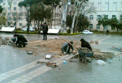 Азербайджан, Баку, демонтирование бронзового памятника одному из 26 бакинских комиссаров  Мешади Азизбекову. Фото "Кавказского Узла"