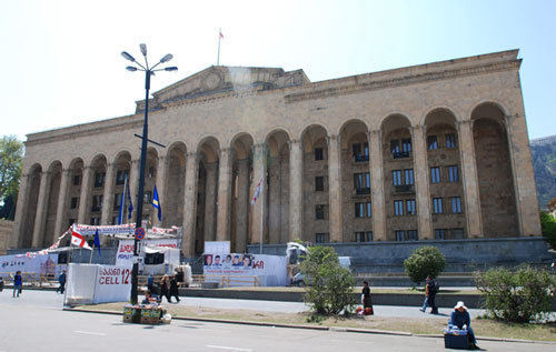 Грузия, Тбилиси, здание Парламента, 29 апреля 2009 года. Фото "Кавказского Узла"