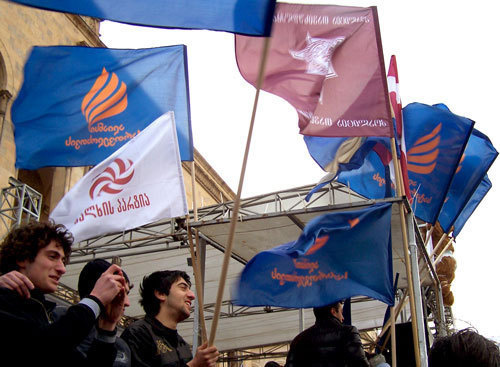 Оппозиция 9 апреля 2009 года перед зданием Парламента Грузии. Фото "Кавказского Узла"