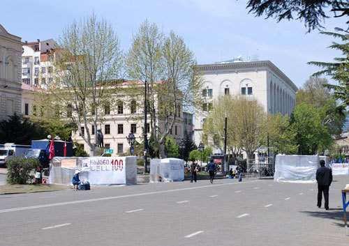 Проспект Руставели, палаточный городок оппозиции, Тбилиси, 29 апреля 2009 года. Фото "Кавказского Узла"