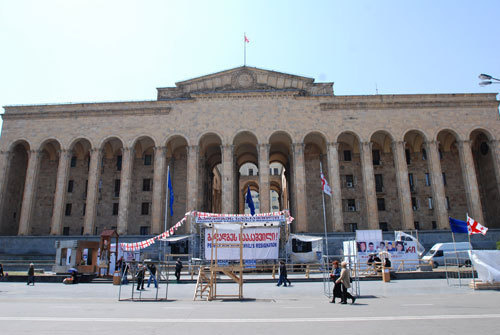 Парламент Грузии, 29 апреля 2009 года, Тбилиси. Фото "Кавказского Узла"