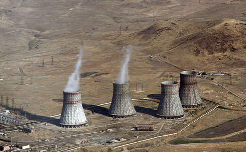 Армянская АЭС, построенная во времена СССР, на территории Армянской ССР вблизи города Мецамор. Фото с сайта http://ru.wikipedia.org