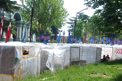 Тбилиси, проспект Руставели, палаточный городок оппозиции напротив Парламента Грузии, 15 мая 2009 года. Фото "Кавказского узла"