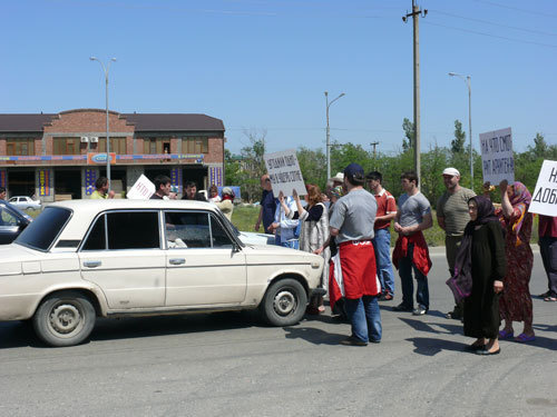 Дагестан, Махачкала, блокирование улицы Акушинского, 18 мая 2009 года. Фото "Кавказского узла"
