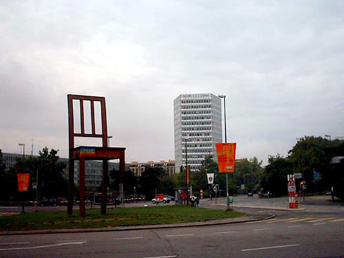 Женева, памятник пострадавшим от противопехотных мин, установленный у входа в отделение ООН. Фото с сайта http://tours.ru