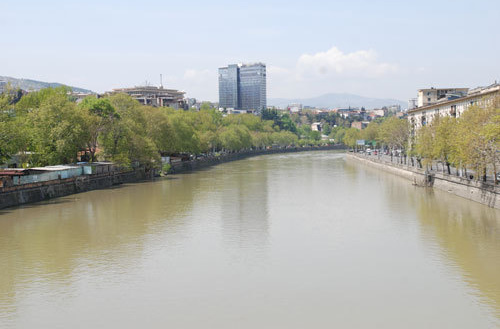 Вид с моста на набережную Тбилиси. Фото "Кавказского Узла"