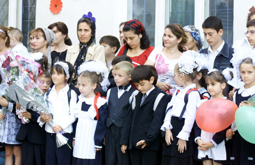 Грозненские школьники. Грозный, 1 сентября 2005 года. Фото с сайта www.chechnyafree.ru