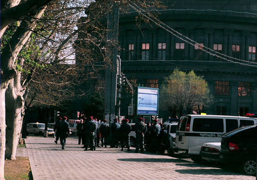 Армения, Ереван, сотрудники правоохранительных органов у здания Оперы. Фото "Кавказского Узла"