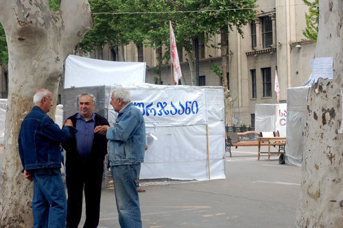 Тбилиси, проспект Руставели, палаточный городок оппозиции около метро Площадь Свободы, 15 мая 2009 года. Фото "Кавказского Узла"