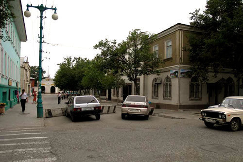 Пересечение главных улиц Кизляра - Советской и Багратиона. Фото с сайта http://ujeslesar.narod.ru