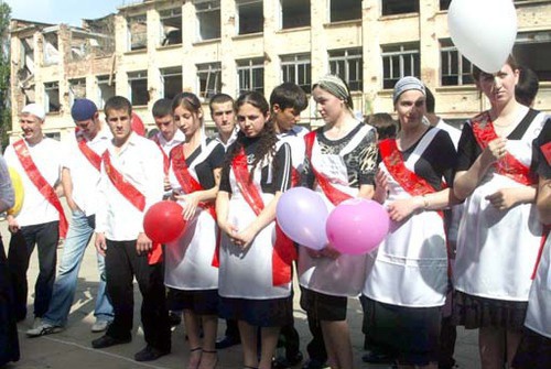 Последний звонок в одной из школ г.Грозного, Чечня. Фото с сайта www.chechnyafree.ru