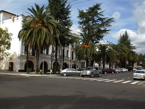 Абхазия, одна из улиц Сухума. Фото с сайта www.flickr.com/photos/32162004@N03