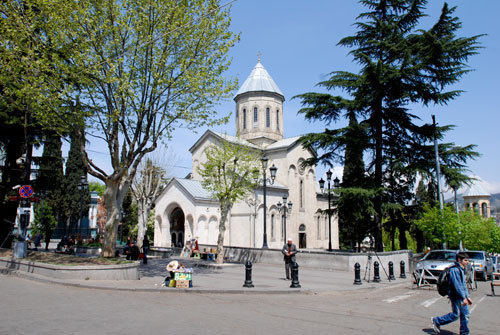 Тбилиси, церковь около палаточного городка оппозиции на проспекте Руставели, 15 мая 2009 года. Фото "Кавказского Узла"