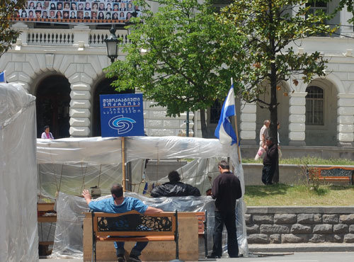 Тбилиси, проспект Руставели, палаточный городок оппозиции, 27 мая 2009 года. Фото "Кавказского Узла"