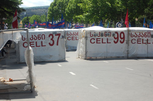 Тбилиси, проспект Руставели, палаточный городок оппозиции около парламента Грузии, 27 мая 2009 года. Фото "Кавказского Узла"