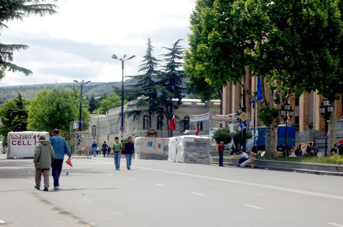 Тбилиси, проспект Руставели, палаточный городок оппозиции напротив парламента Грузии. Фото "Кавказского Узла"