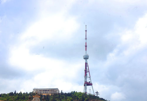 Грузия, Тбилиси, телевизионная башня, вид с проспекта Руставели. Фото "Кавказского Узла"