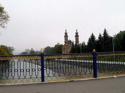Владикавказ, вид на р.Терек и мечеть с моста. Фото с сайта www.flickr.com/photos/distan
