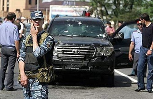 Автомобиль, в котором террорист-смертник привел в действие взрывное устройство во время покушения на Президента Ингушетии Юнус-Бека Евкурова. Фото с сайта www.ingushetia.org