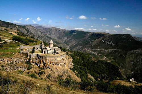 Татевский монастырь, Армения. Фото с сайта http://ru.wikipedia.org